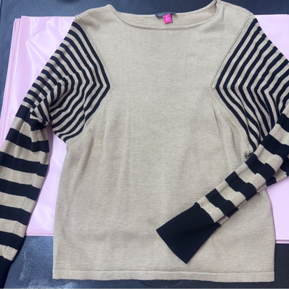 VINCE CAMUTO Striped Dolman Sleeve Sweater very flattering– XS length 23”
